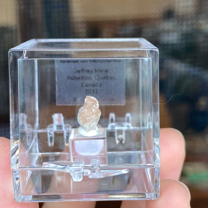 23E04005L 加拿大魁北克香檳色石榴石共生符山石 0.6g $500 (10)