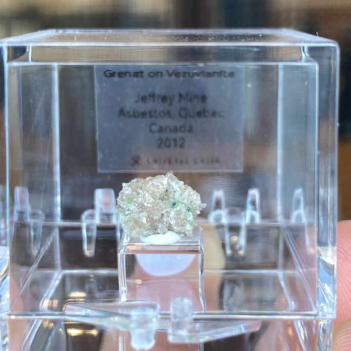 23E04005M 加拿大魁北克香檳色石榴石共生符山石 0.7g $500 (10)