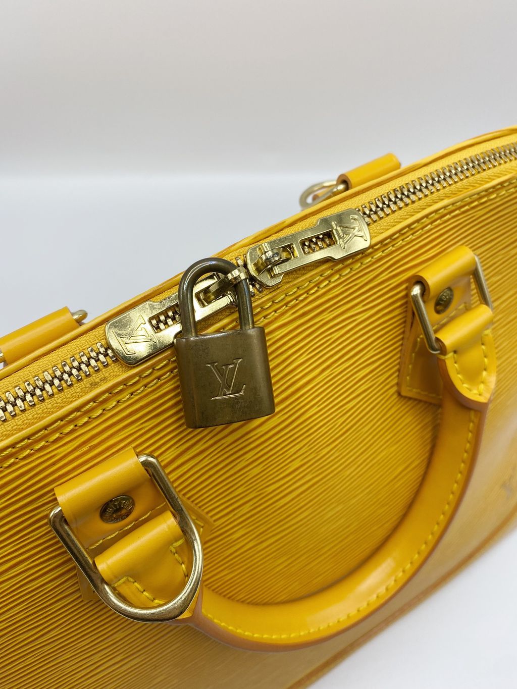 Louis Vuitton Alma Epi leather (Size : MM) color : Quetsche)  Casquette  louis vuitton, Louis vuitton alma, Sac à main cuir