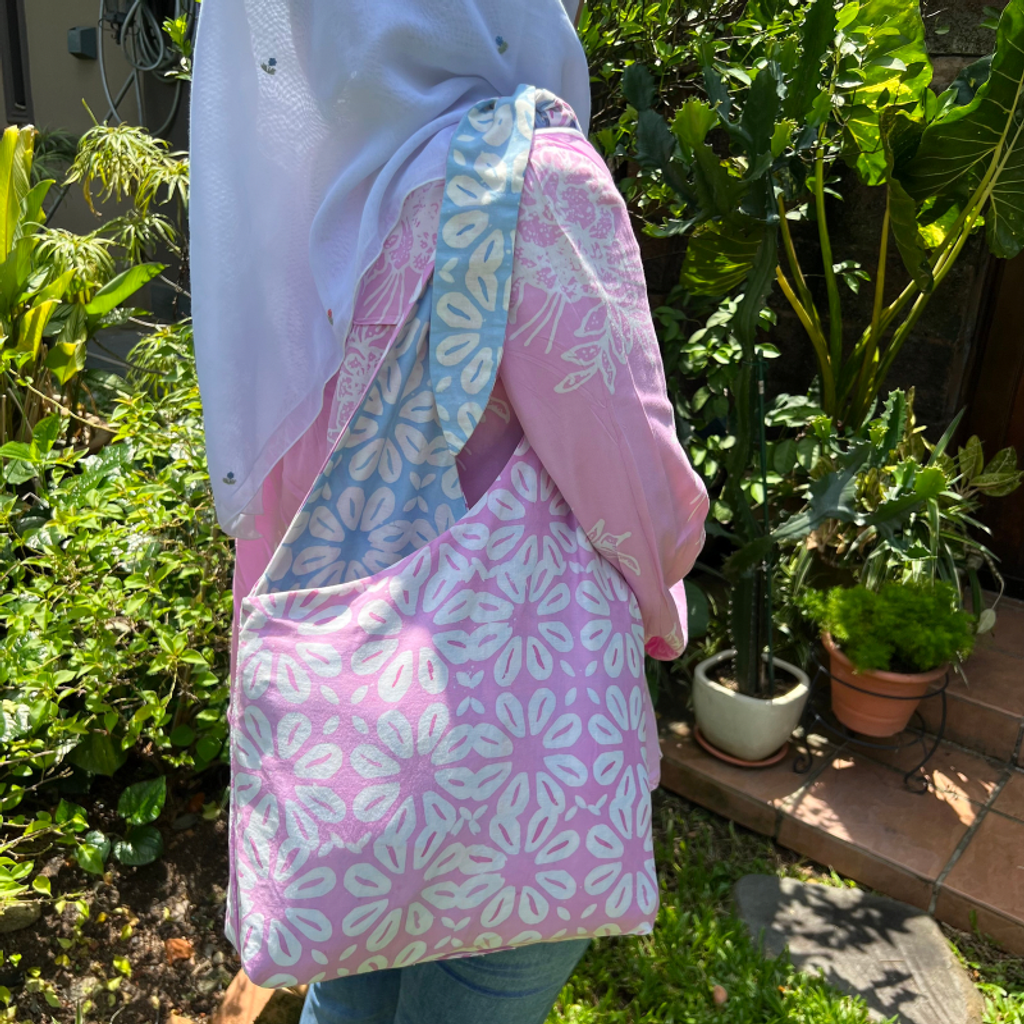 Pink Side Taraa Hobo Bag
