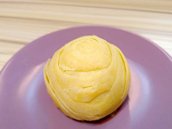 【開箱】大友食品。芋頭流芯酥6入禮盒。是鹹蛋黃,我加了鹹蛋黃 【開箱】大友食品。芋頭流芯酥6入禮盒。是鹹蛋黃,我加了鹹蛋黃