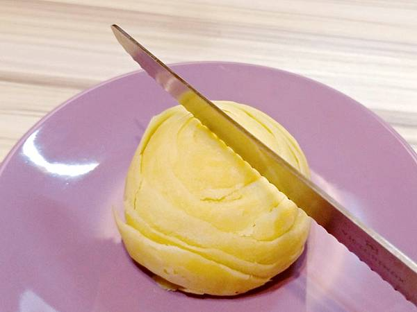 【開箱】大友食品。芋頭流芯酥6入禮盒。是鹹蛋黃,我加了鹹蛋黃 【開箱】大友食品。芋頭流芯酥6入禮盒。是鹹蛋黃,我加了鹹蛋黃
