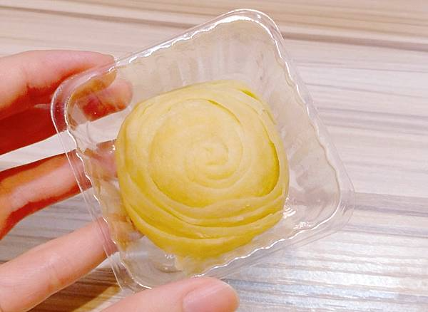 【開箱】大友食品。芋頭流芯酥6入禮盒。是鹹蛋黃,我加了鹹蛋黃 【開箱】大友食品。芋頭流芯酥6入禮盒。是鹹蛋黃,我加了鹹蛋黃