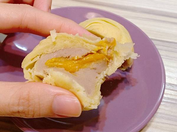 【開箱】大友食品。芋頭流芯酥6入禮盒。是鹹蛋黃,我加了鹹蛋黃 【開箱】大友食品。芋頭流芯酥6入禮盒。是鹹蛋黃,我加了鹹蛋黃