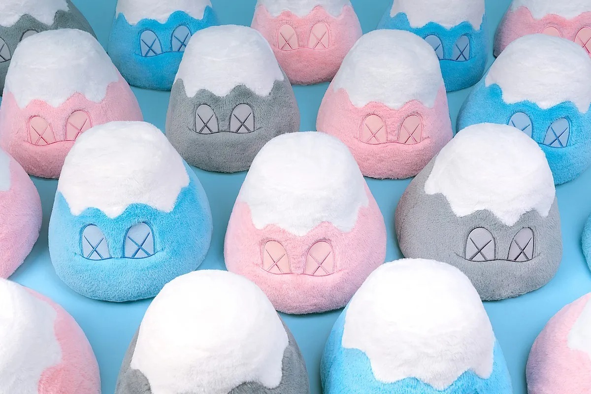 限量編號|KAWS HOLIDAY JAPAN Mount Fuji Plush Pink 富士山 限量編號|KAWS HOLIDAY JAPAN Mount Fuji Plush Pink 富士山