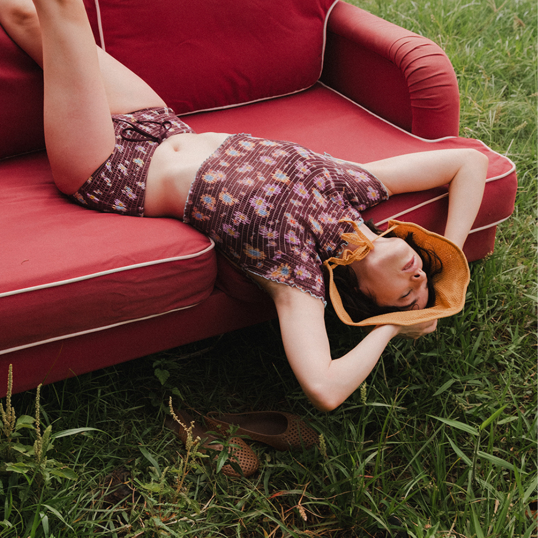 aprilpoolday酒紅色雛菊皺摺透膚上衣