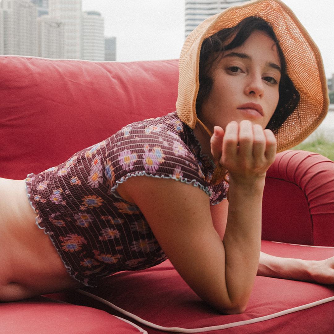 aprilpoolday酒紅色雛菊皺摺透膚上衣2