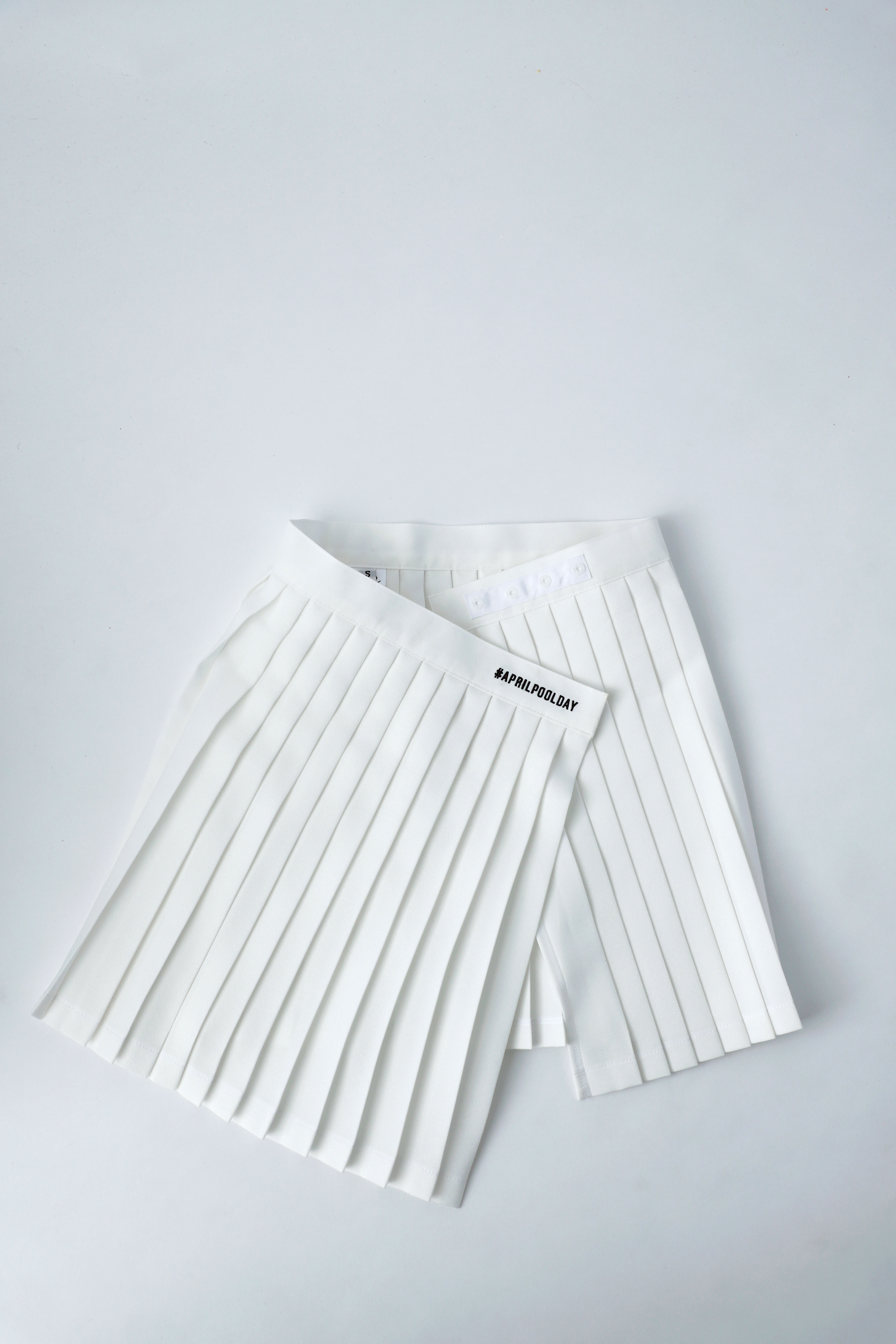 white_pleated_skirt_5.jpg