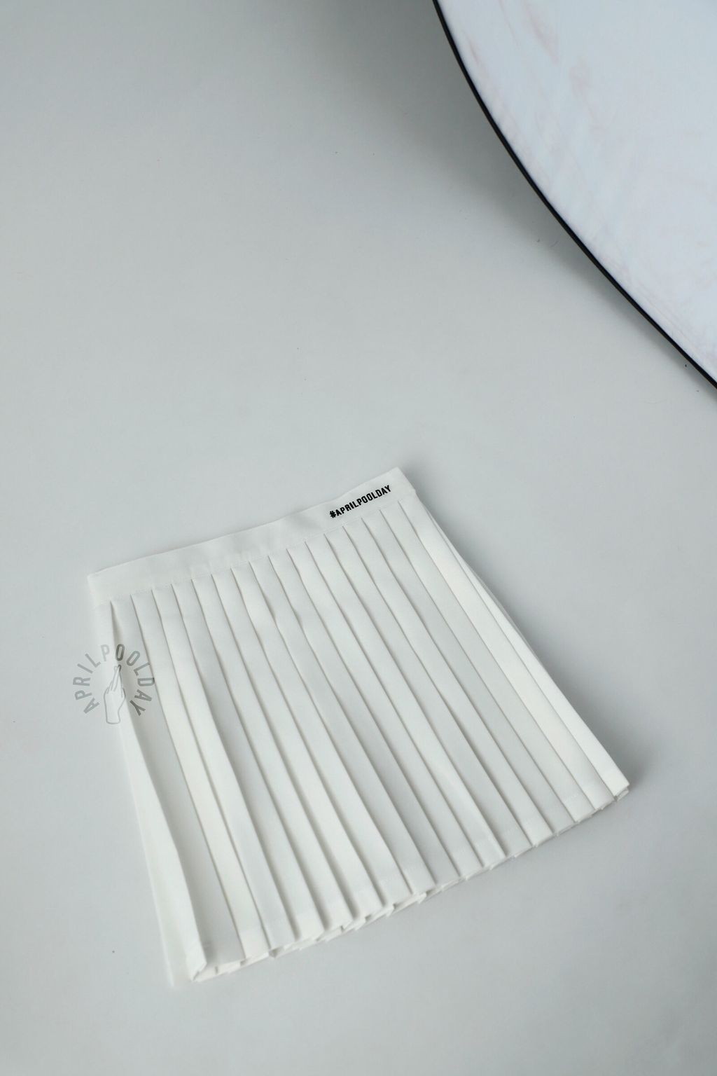 white_pleated_skirt_3.jpg