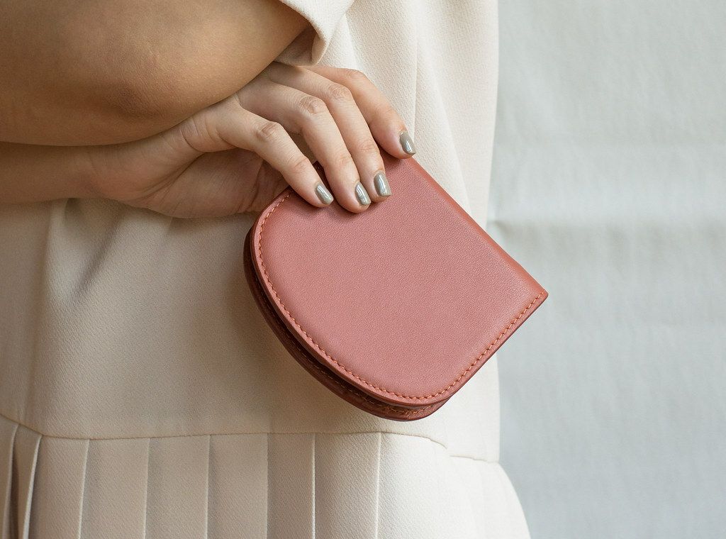 cozee-arch-wallet-coral-pink-1.jpeg