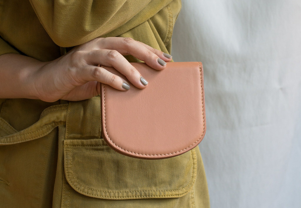 cozee-arch-wallet-pink-beige-1.jpeg