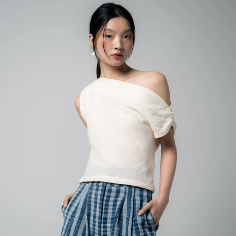 Amie 斜單肩船型領白色棉質上衣｜小露性感｜泰國清邁設計品牌 Palit-1