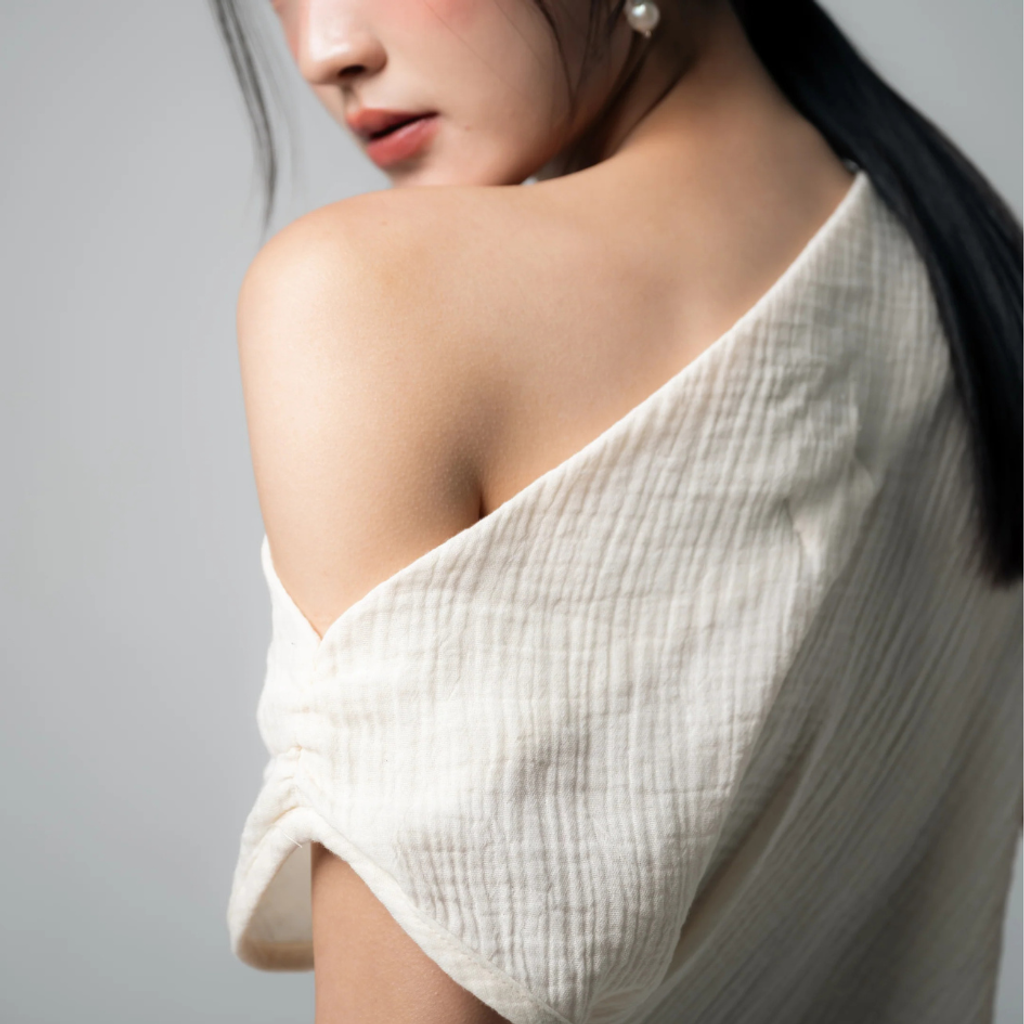 Amie 斜單肩船型領白色棉質上衣｜小露性感｜泰國清邁設計品牌 Palit-2