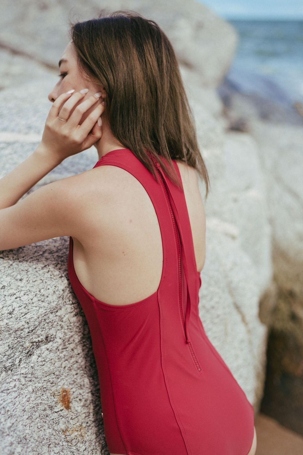 VASEY 削肩挖背連身泳衣-典雅紅2