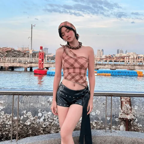 [Aprilpoolday 正式授權] Vivivan 草莓巧克力格紋斜肩坦基尼 (12)