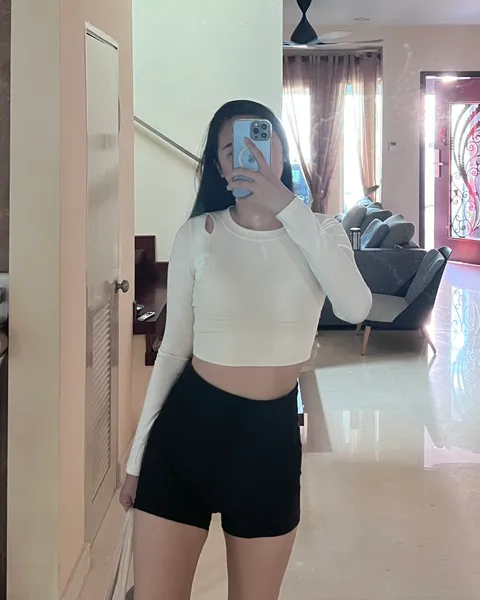 KeyHole Performance Top - Ivory (Indoor lighting)