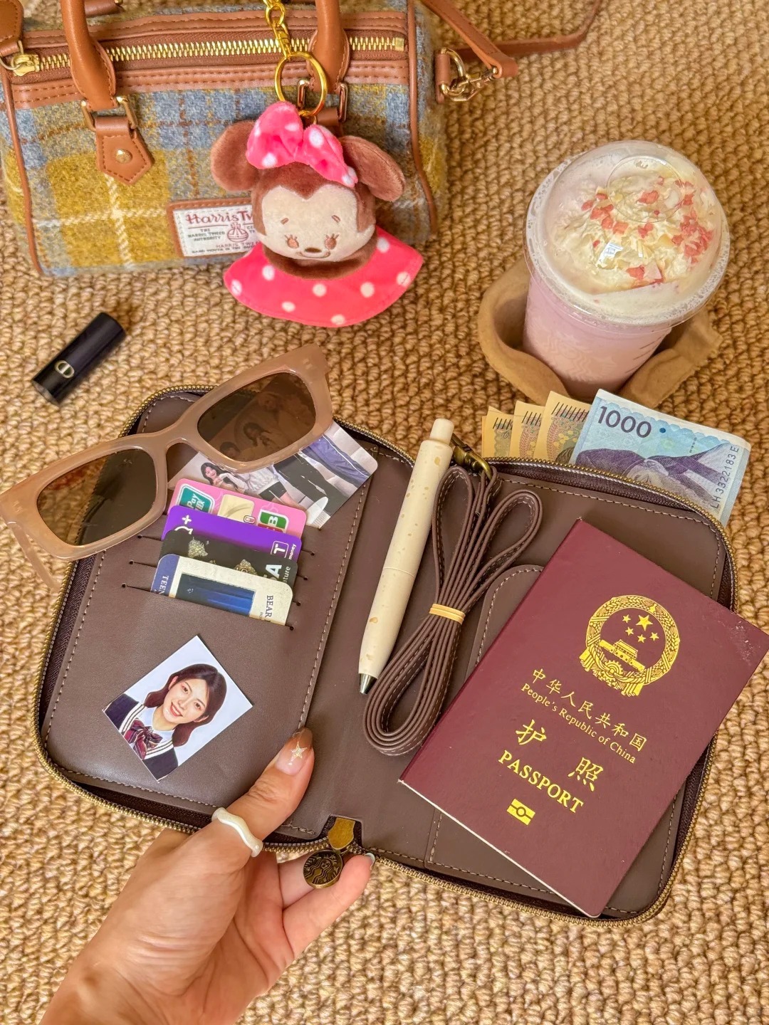 ✧⁺𓏲出国新搭子✈️星巴克护照夹时髦值拉满.ᐟ_3_DannyZhou_来自小红书网页版