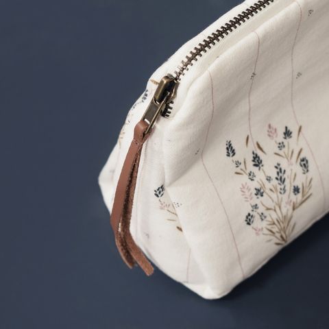 details-trousse-toilette-canevas-madeleine-maison-charlotte