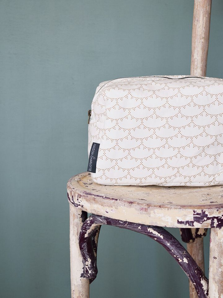 details-trousse-toilette-rivoli-percale-maison-charlotte.jpeg