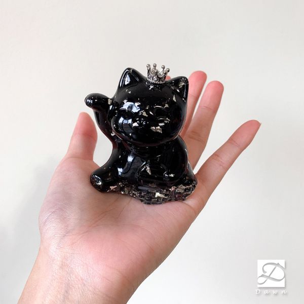 彤恩時尚-L號招財貓手持圖(皇冠)