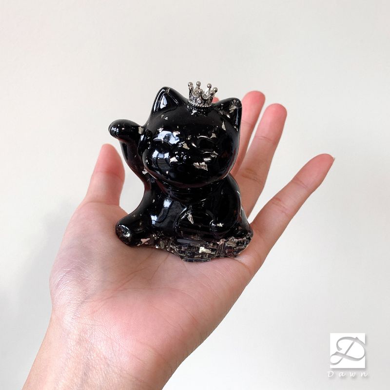 彤恩時尚-L號招財貓手持圖(皇冠)
