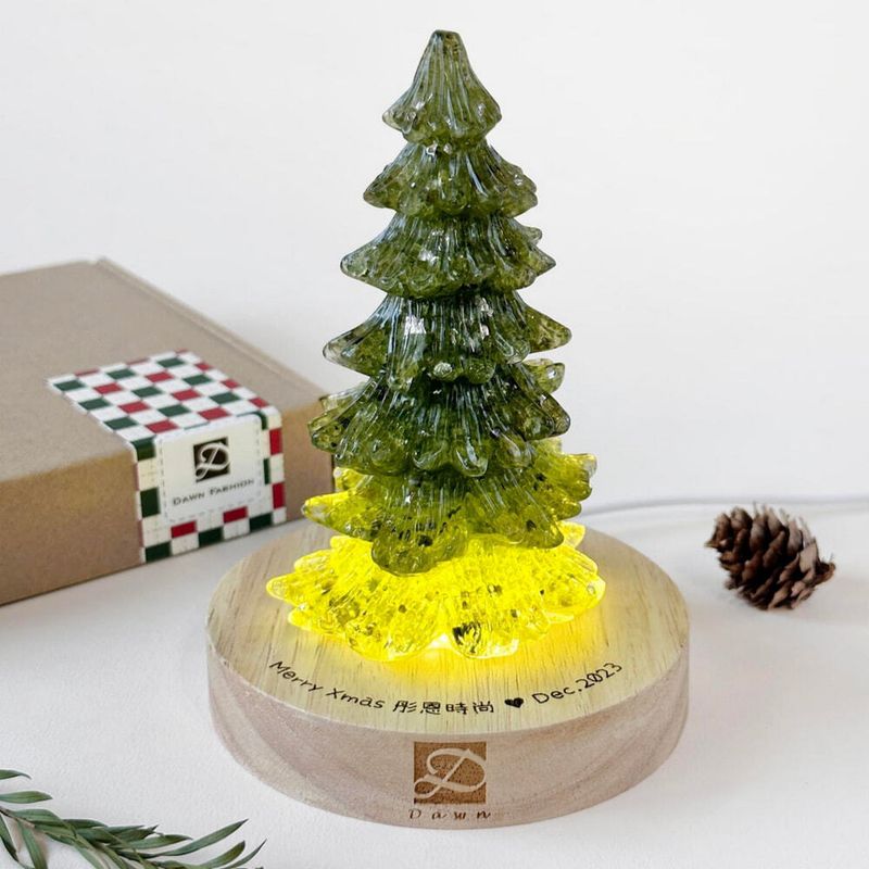 彤恩時尚_2023聖誕禮物&交換禮物-東陵玉X橄欖石_水晶聖誕樹+雷雕燈座_橄欖石