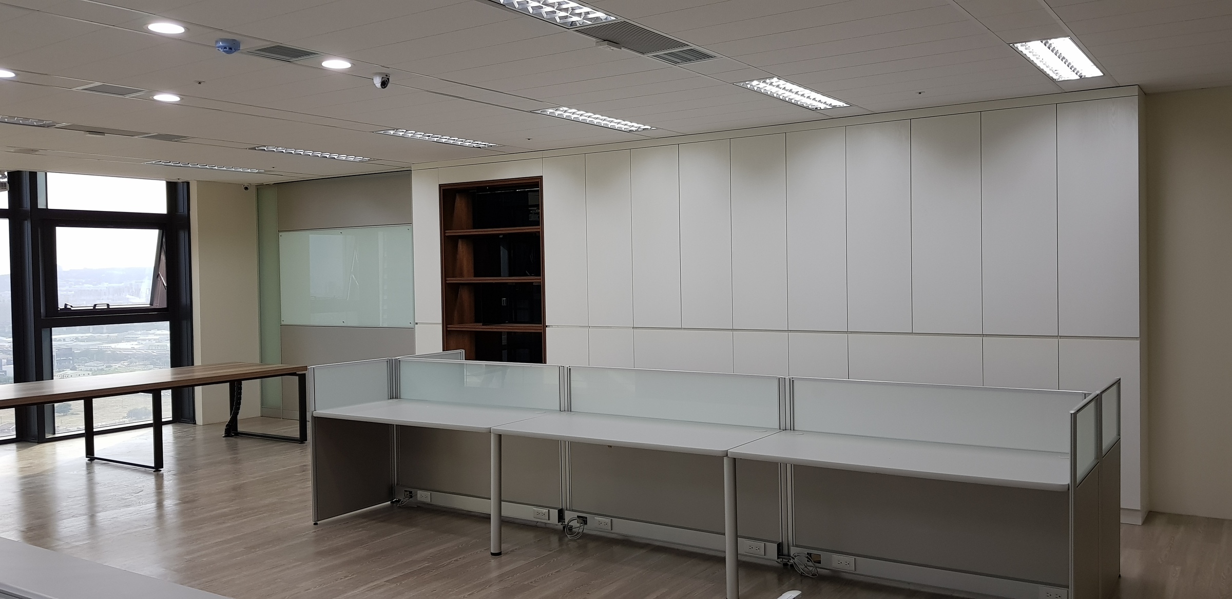 TOP OA】PTY-PS04K 屏風桌下走線槽- 黑色、白色、鐵灰色– TOP OA