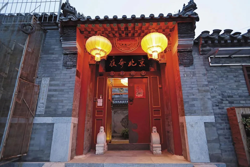 夜奔北京門前大紅燈籠的溫暖紅光，總在傍晚搶先照亮胡同。