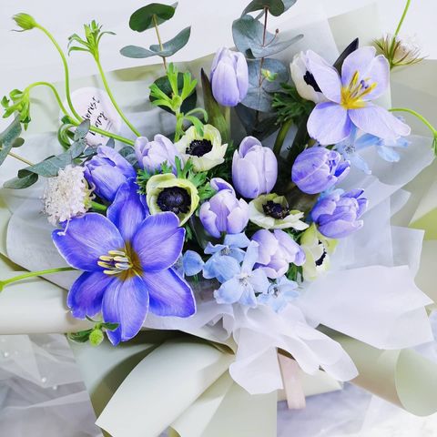 Dyed Blue Tulips Bouquet 1.jpg