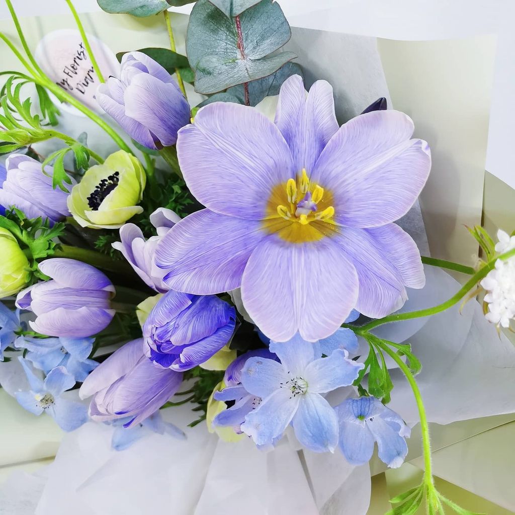 Dyed Blue Tulips Bouquet 3.jpg