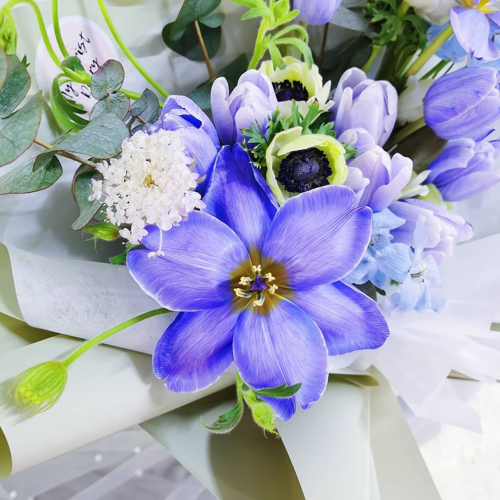 Dyed Blue Tulips Bouquet 2.jpg