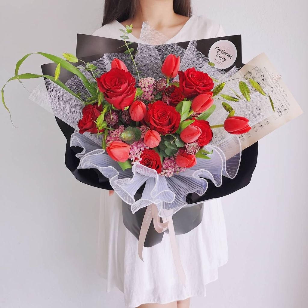 Red Tulip Rose Bouquet 1.jpg