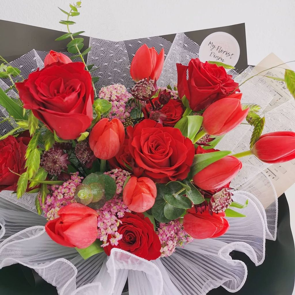 Red Tulip Rose Bouquet 3.jpg