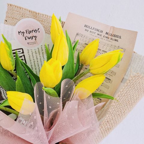 Minimalist Yellow Tulip Bouquet 1.jpg