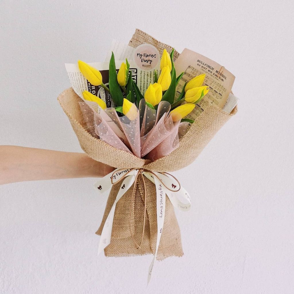 Minimalist Yellow Tulip Bouquet 2.jpg