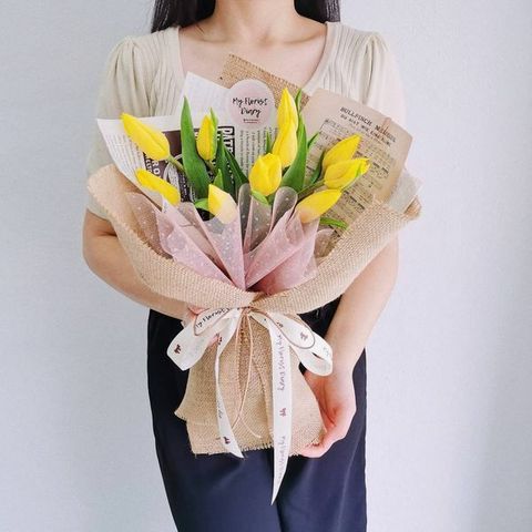 Minimalist Yellow Tulip Bouquet.jpg