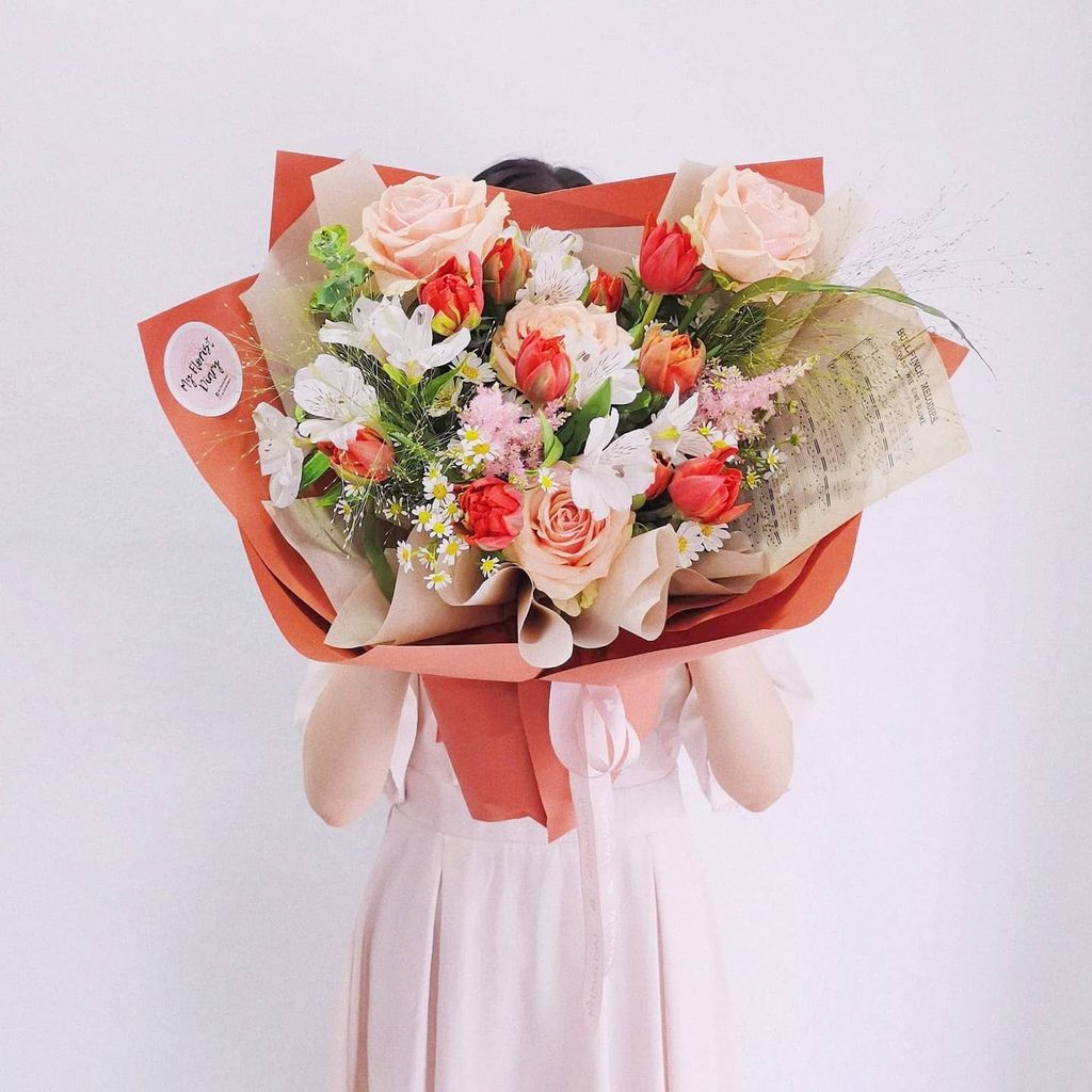 Red Tulip Rose Bouquet.jpg