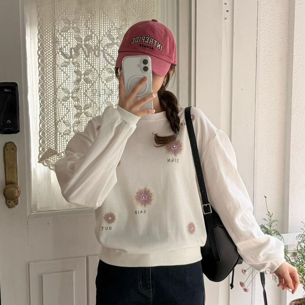 正韓珍珠花朵點綴大學T上衣$990 (2)