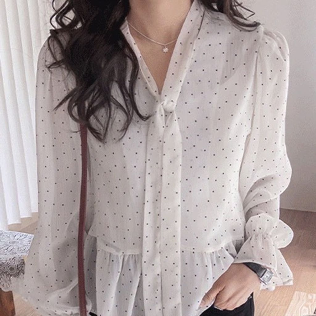 正韓滿版點點領結造型上衣 $890 (1)