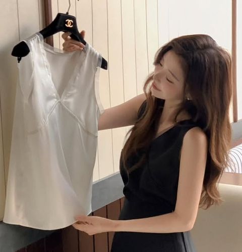 正韓V領滾透膚女人味背心上衣 $795 (4)