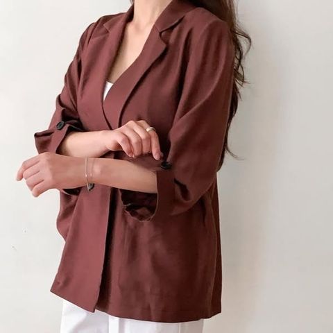 袖壓褶釦子造型翻領外套-138 (1)