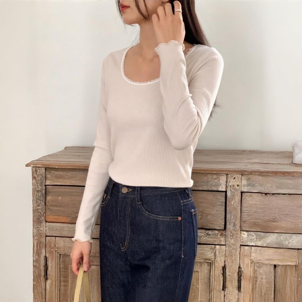 正韓蕾絲滾邊細坑條上衣｜$890