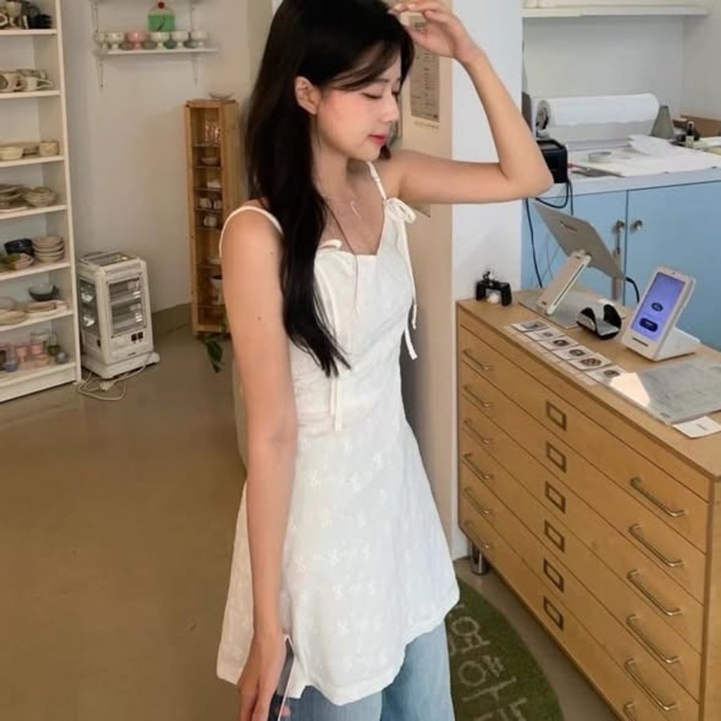 正韓刺繡蝴蝶結細肩帶洋裝 $795 (1)