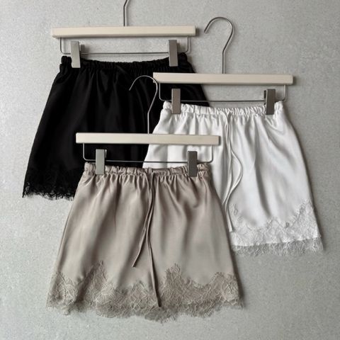 正韓緞面蕾絲短裙 _ $890 (1)