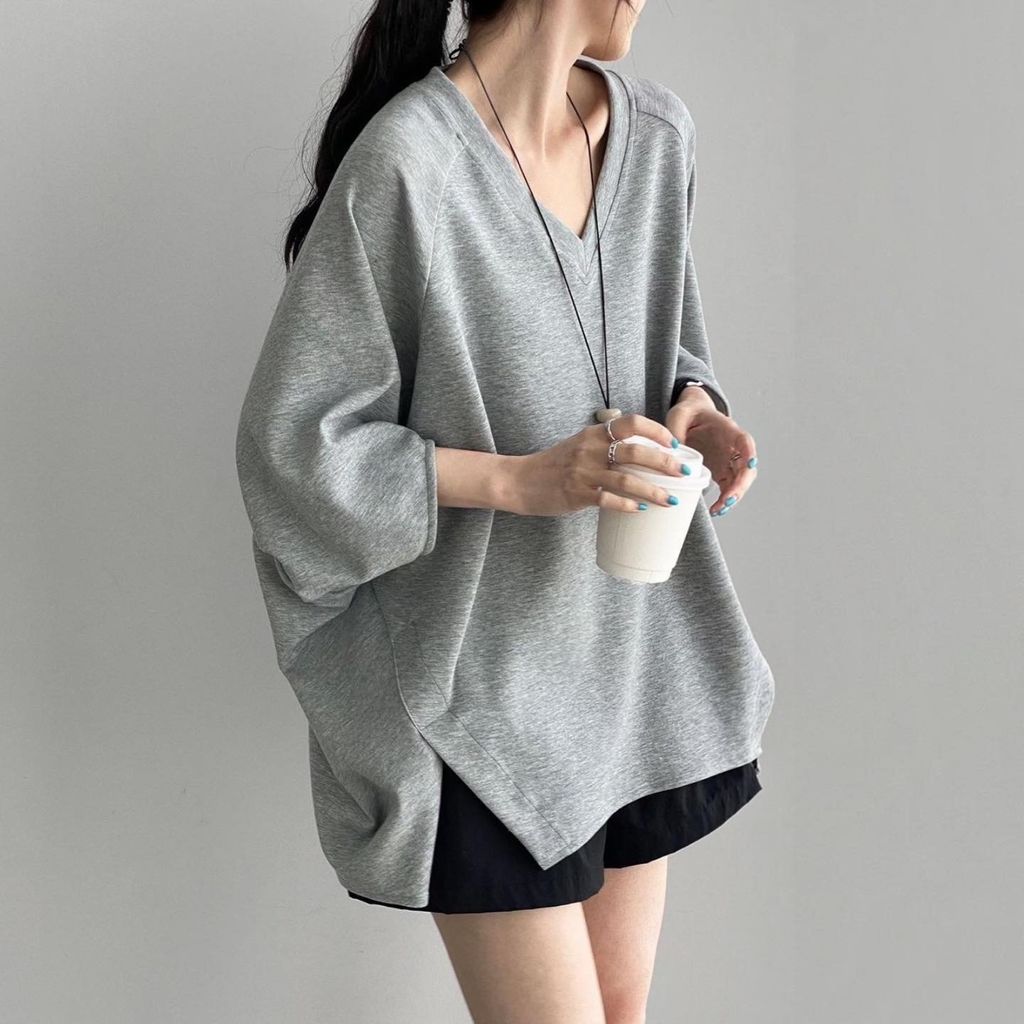 正韓顯瘦V領魟魚袖不規則上衣｜$690