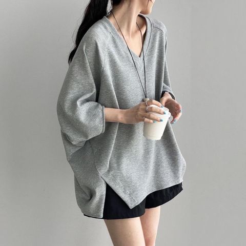 正韓顯瘦V領魟魚袖不規則上衣｜$690