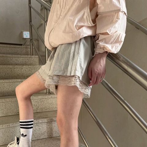 蕾絲拼接側條休閒短褲695 (1)