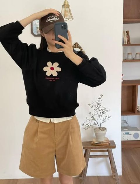 正韓立體毛線花朵配色英字小澎袖上衣｜$1080 (1)