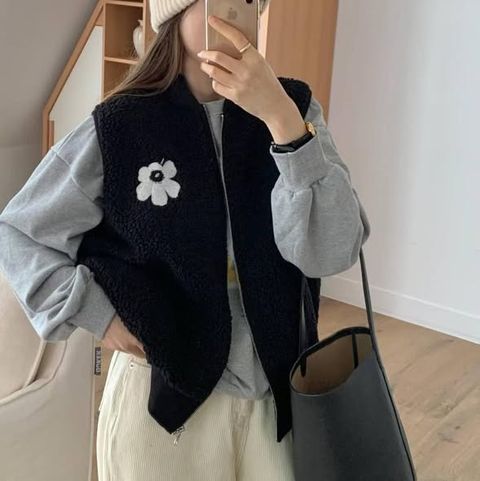正韓電繡小雛花羊羔毛背心 $980 (1)