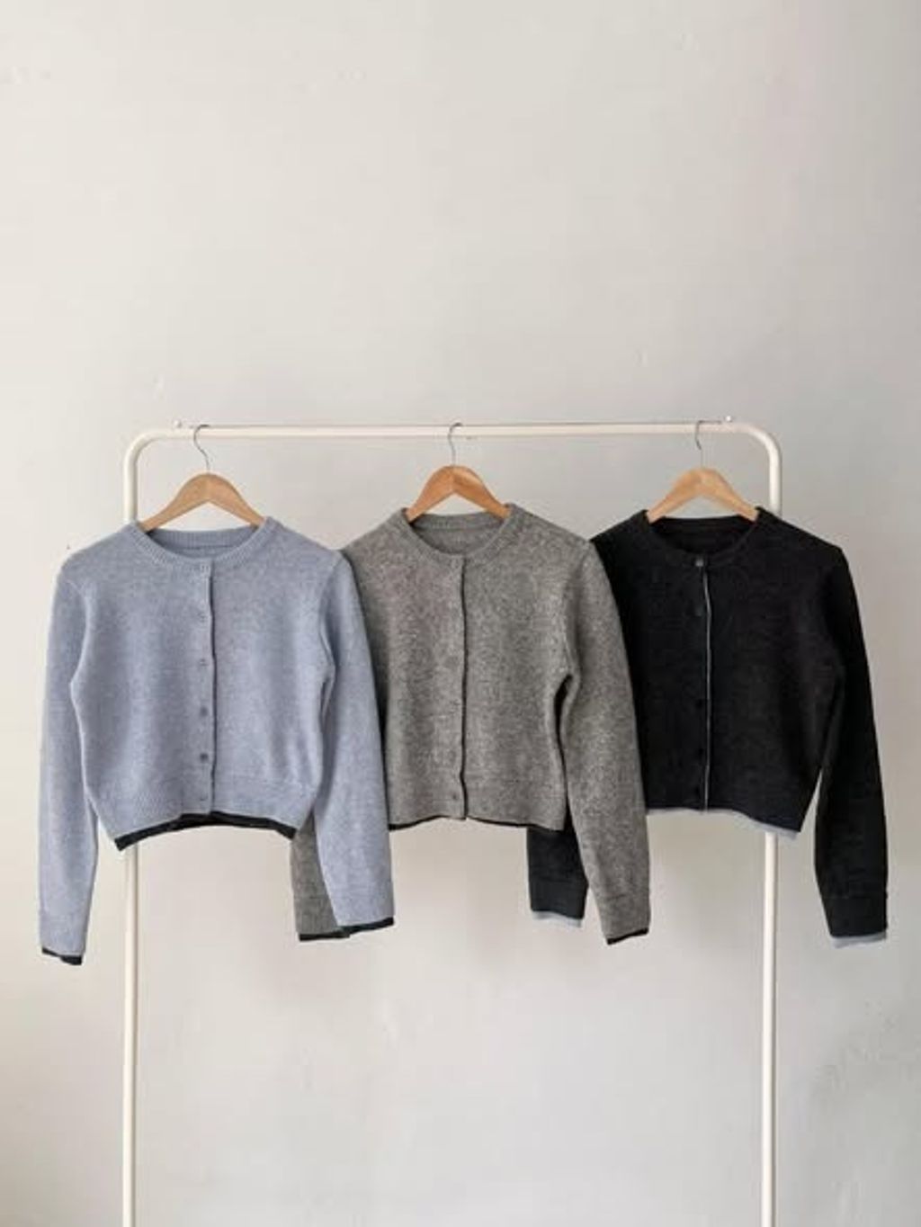 正韓拼接雙色滾邊排扣罩衫上衣｜$890 (1)